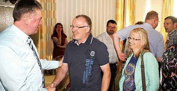 Glückwünsche: Der künftige Samtgemeindebürgermeister Herwig Wöbse (links) freute sich über die Gratulationen auch von seiner Schwester, Regina Huntemann (rechts).